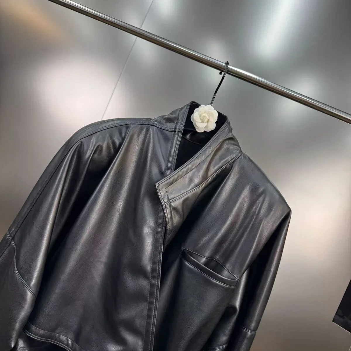 BJTZ 2026 新作 レディース フェイクレザー パッチワーク ジャケット スリム ベルト付き ウエストボタンディテール 秋冬 シック 多用途