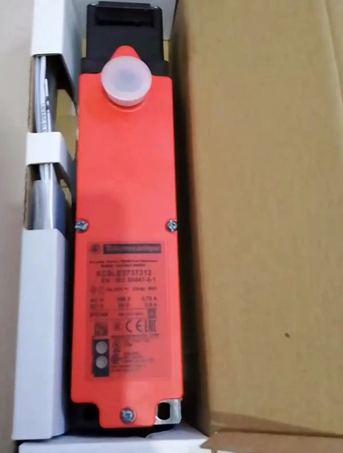 

XCSLE3737312 Plastic safety switch XCSLE - 4NC+2NO- slow break - 3 entries tapped M20 - 24V