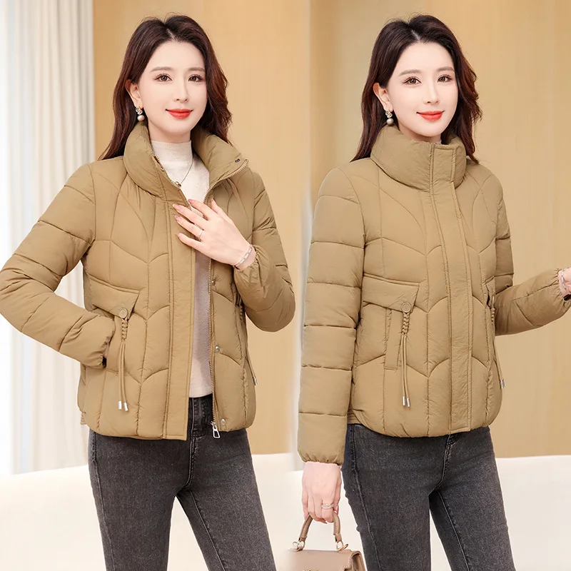 

Женская хлопковая пуховая куртка со стоячим воротником, короткий стиль, новый зимний стиль 2025 года, легкая облегающая куртка для мамы