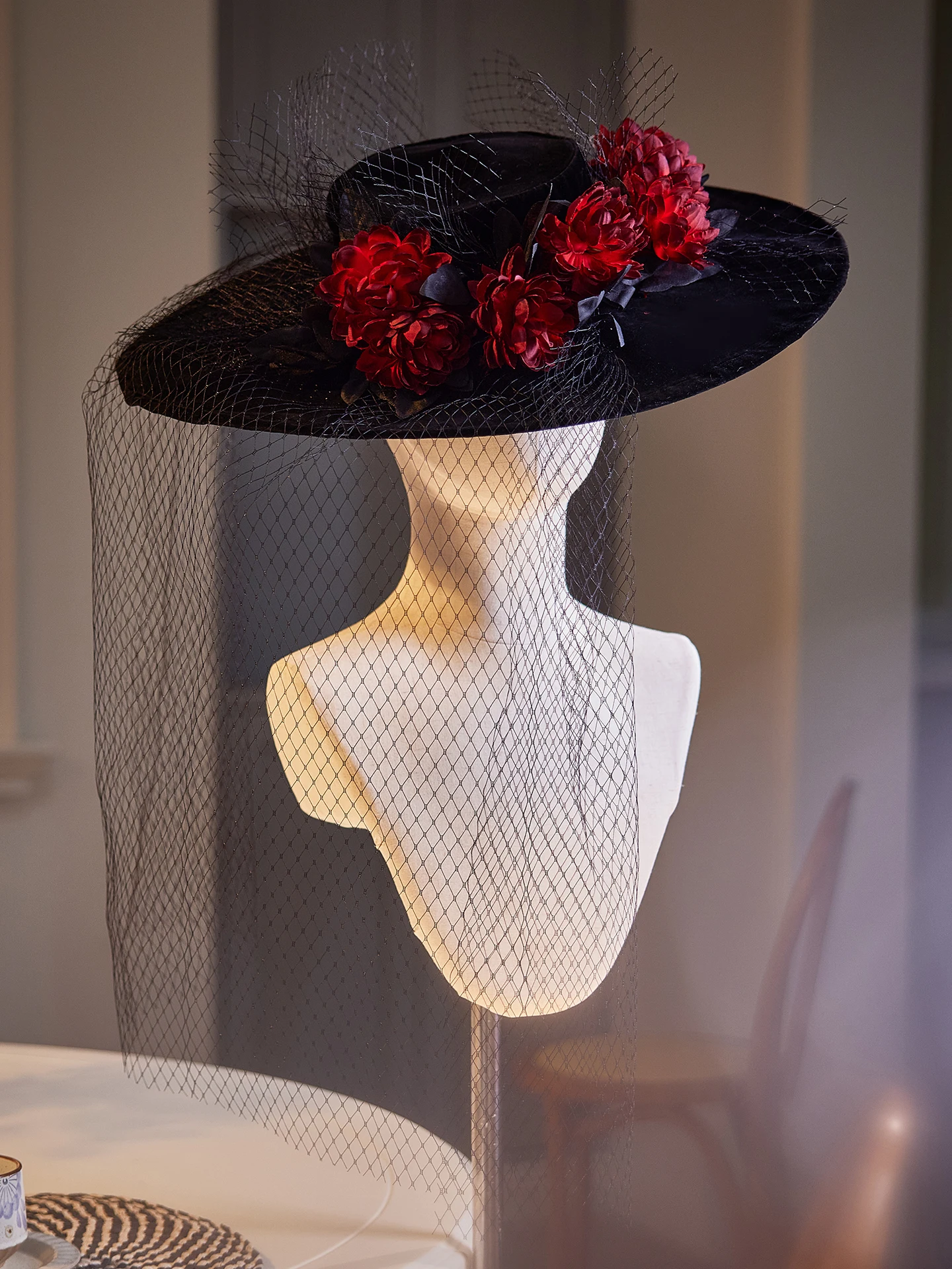 chapeau-elegant-a-large-bord-noir-a-motifs-floraux-style-retro-accessoire-de-mode-pour-femmes-ideal-pour-photographie-et-portrait-printemps-ete-automne-hiver