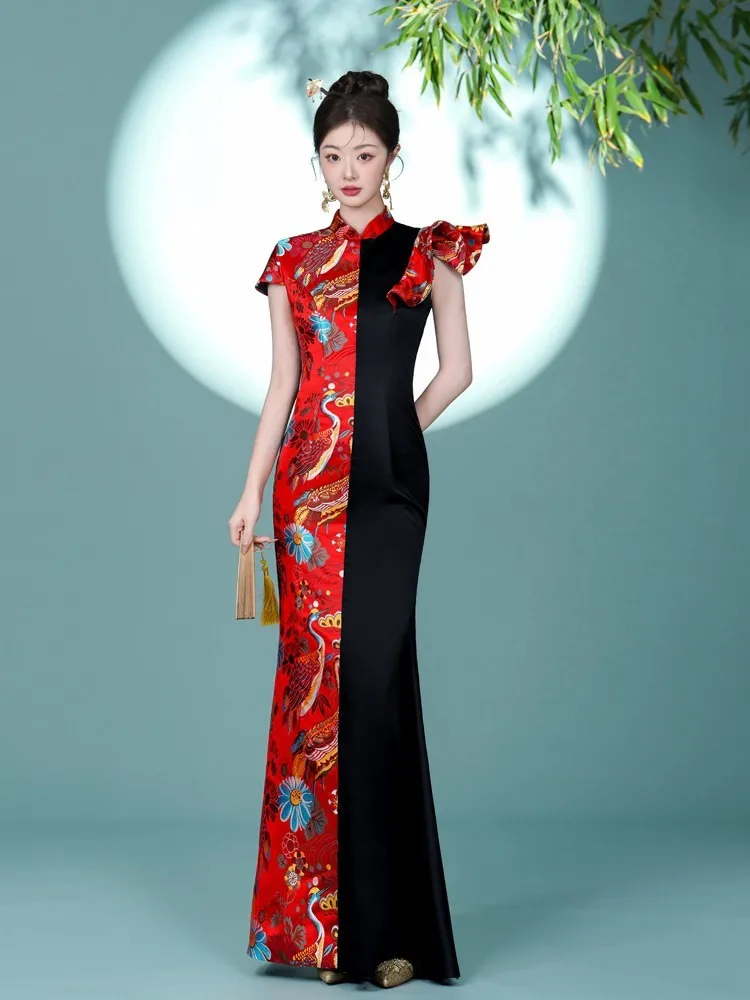 

A new Chinese-style elegant and form-fitting fishtail dress for performances