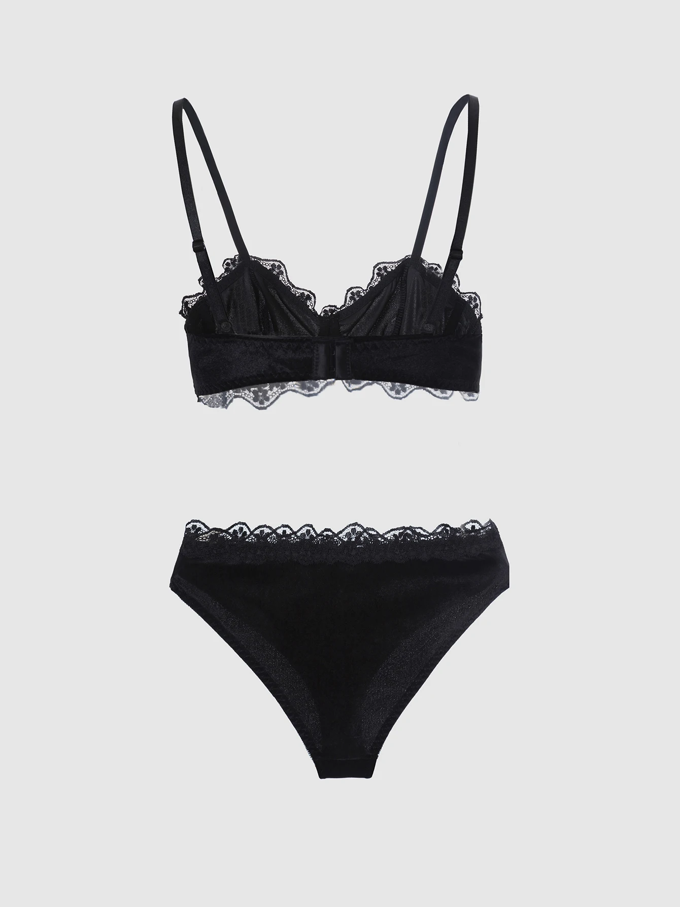 Zestaw bielizny w stylu vintage z regulowanymi ramiączkami, czarna koronka, gotycka odzież intymna dla wyrazistej kobiecości.