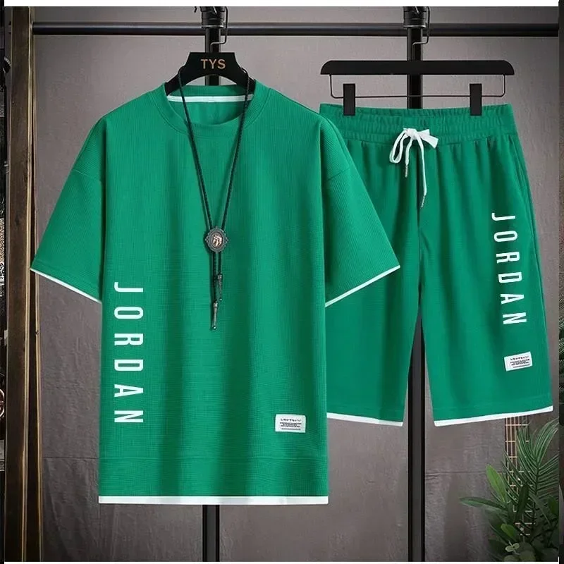 ชุดกีฬาแฟชั่นผู้ชายสุดฮิต เสื้อยืดและกางเกงขาสั้นลำลองสุดหรู ดีไซน์ใหม่ ทรงหลวมใส่สบาย ผ้าวาฟเฟิลลายตาราง เหมาะสำหรับฤดูร้อน