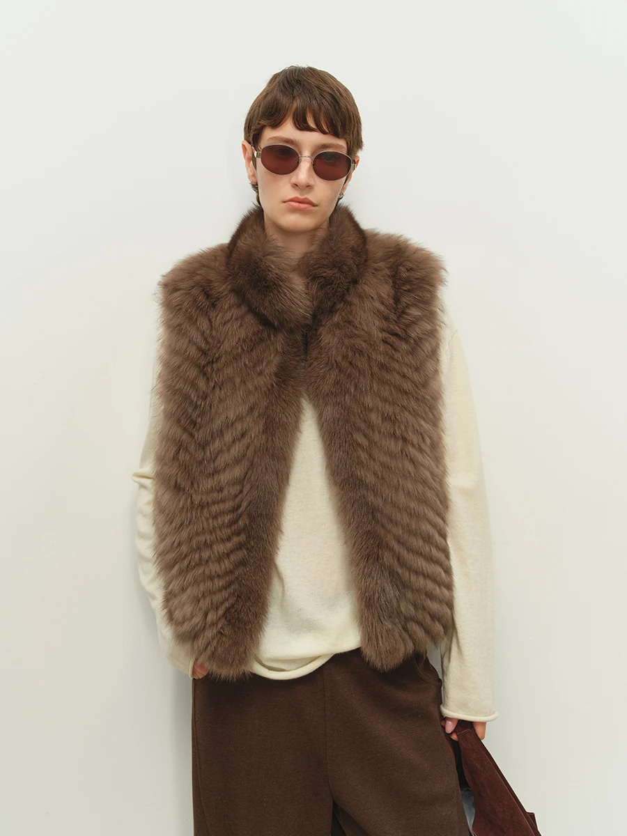 ياقة واقفة كلاسيكية، خطوط رائعة على شكل حرف V، ظهر من فراء الثعلب، سترة من فراء الفرو، ضوء القمر الضبابي