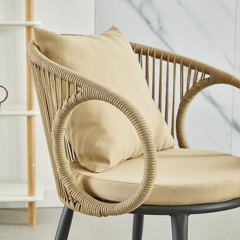 كراسي الروطان الخارجية، والشرفة الترفيهية، وطاولات الطعام والكراسي خارج شرفة الفناء في إقامة المنزل في الفندق #3