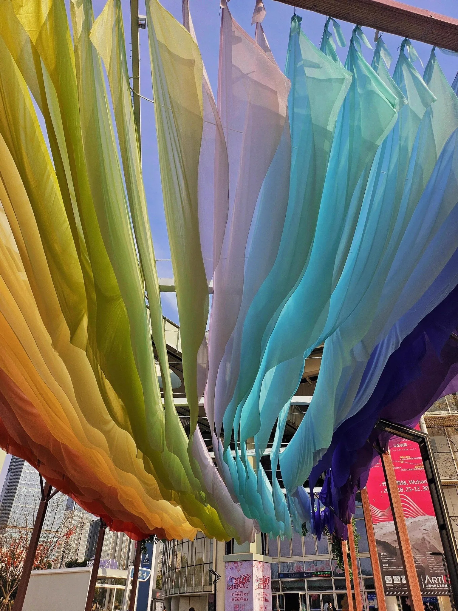 Windgetriebener Decken-Dekorationsstoff für Outdoor-Partys, Regenbogenfarbener Vorhang für Restaurants, Ferienhäuser und Aussichtspunkte, Stoffspitze – Detail 30