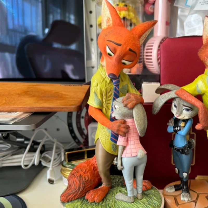 Genuino Enesco Disney Zootopia Judy y Nick adorno cómodo Nick Fox conejo Judy colección de figuras de acción regalo de cumpleaños