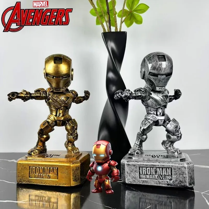 Marvel Iron Man Boy ใหม่การ์ตูนสร้างสรรค์อะนิเมะอุปกรณ์ต่อพ่วงคอลเลกชันรูปหอพักสํานักงานเดสก์ท็อปเครื่องประดับของขวัญ