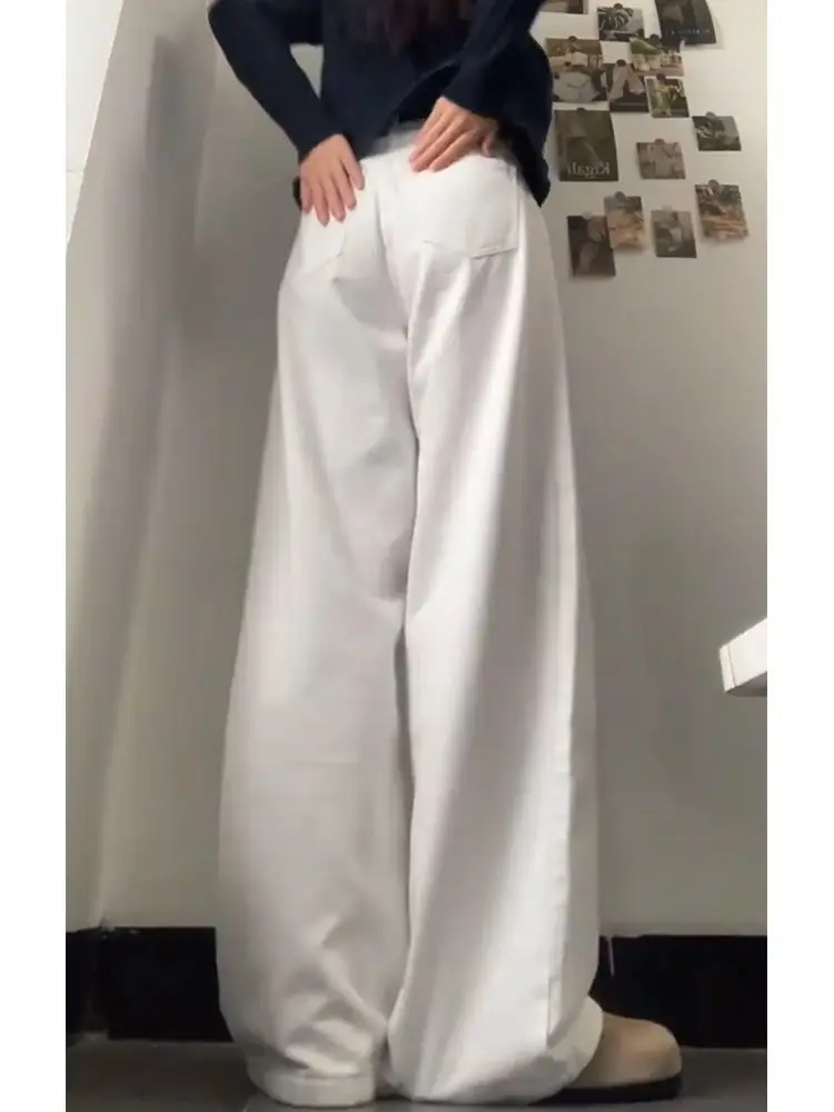 Damskie jeansy proste, marszczone, plisowane, drapowane, z rozcięciem, asymetryczne, palazzo, rozszerzane, dzwony, wydłużające, szykowne.