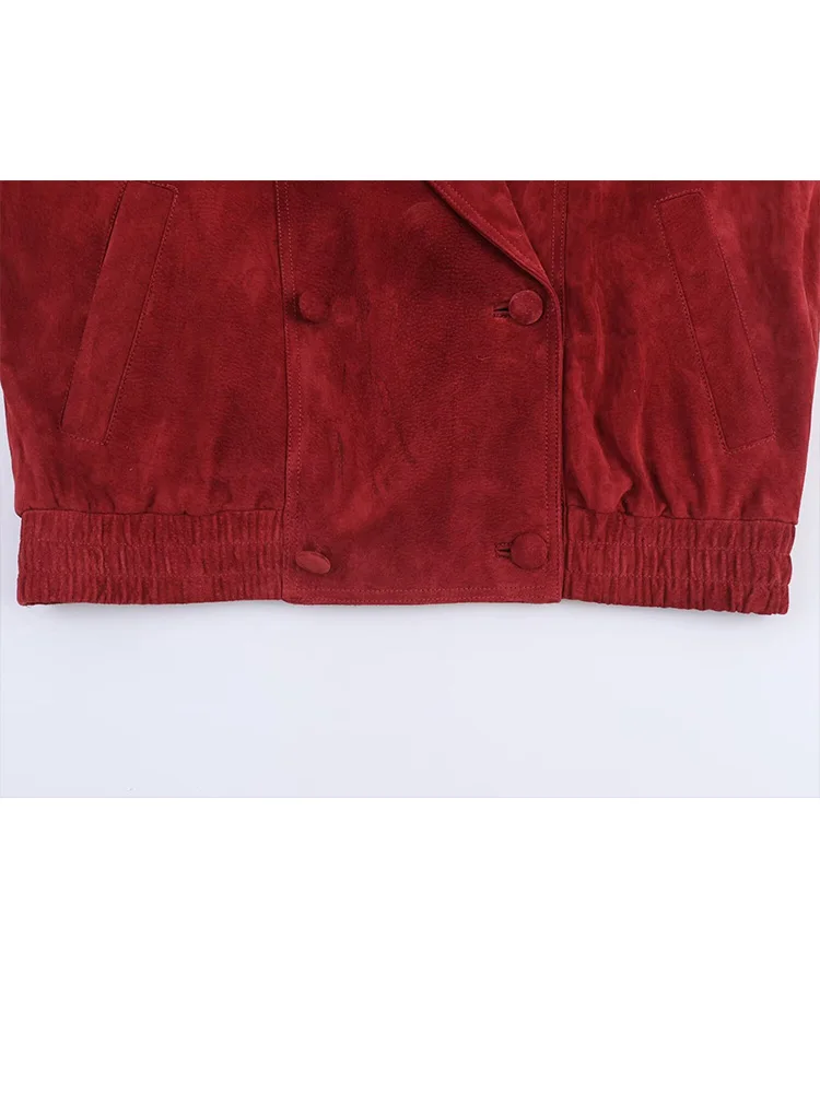 Damska kurtka w stylu casual z kołnierzykiem, długimi rękawami, dwurzędowym zapięciem, ozdobnymi kieszeniami, luźna, krótka, jednolita.