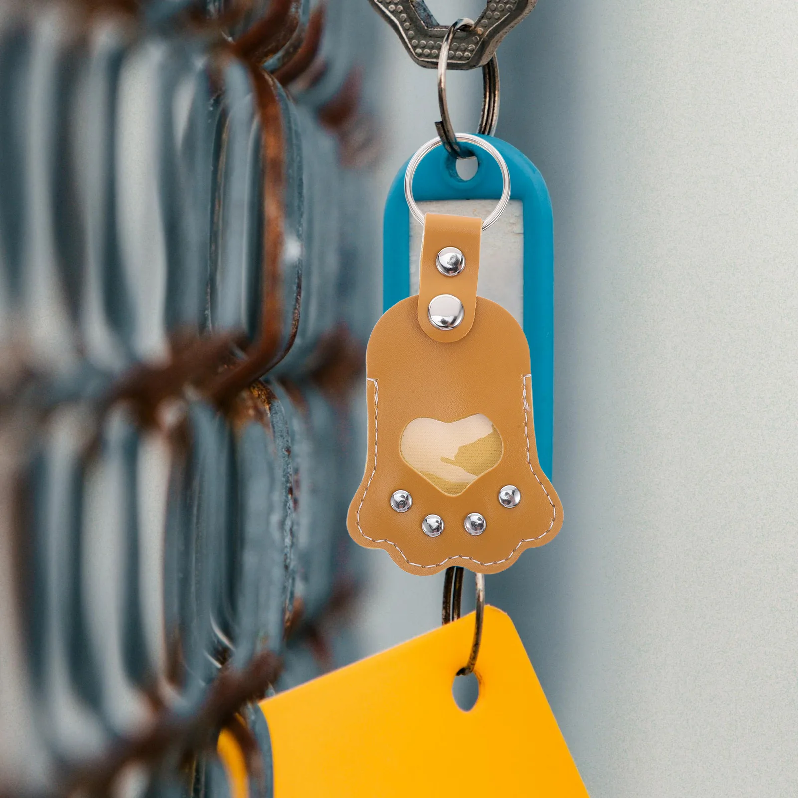 

2Pcs Pet Hair Keepsake Keychain PU Dog Cat Memorial Paw Design Secure Pet Hair Storage Keyring Charm Dog Cat Keychain