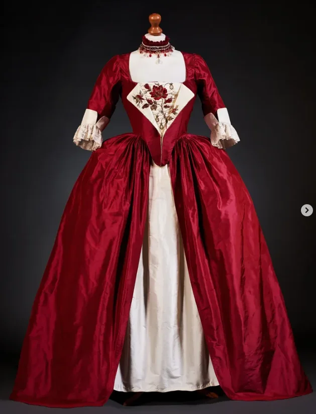 로코코 스타일 레드 새틴 가운, 계층형 오버스커트 포함, 역사적 재연, 왕실 궁정, 할로윈, 크리스마스용