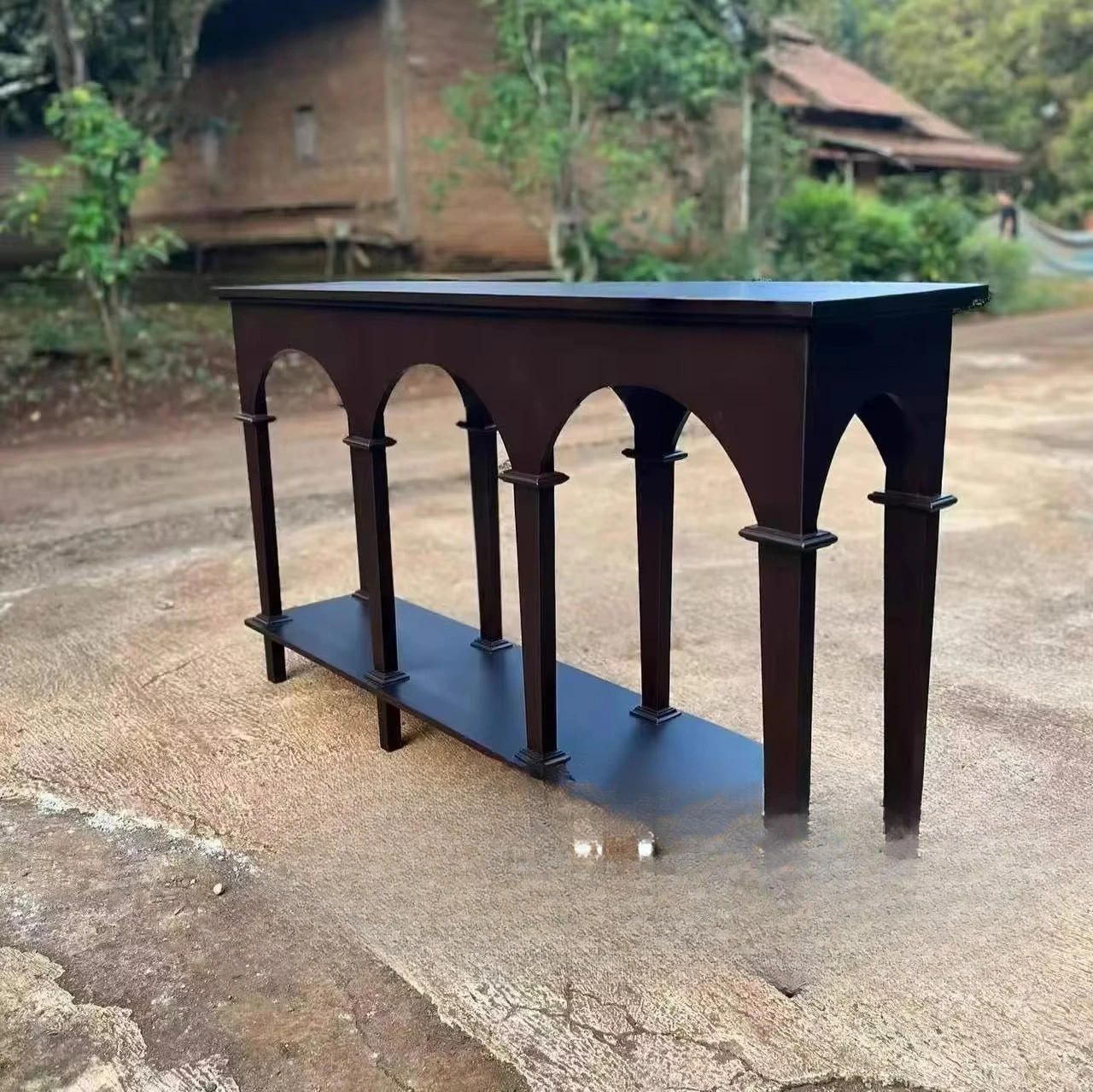 أريكة طاولة كونسول قديمة وحديثة وبسيطة، وطاولة عرض خلفية مناسبة لممر فندق المدخل العائلي أو البهو