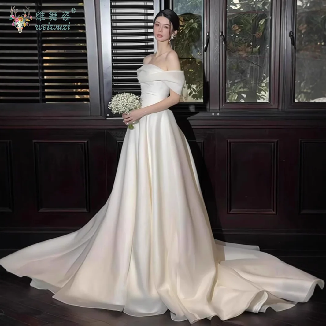 Abito da sposa da sposa con strascico in stile francese minimalista con spalle scoperte e abito da sposa a trapezio e leggero sul pavimento