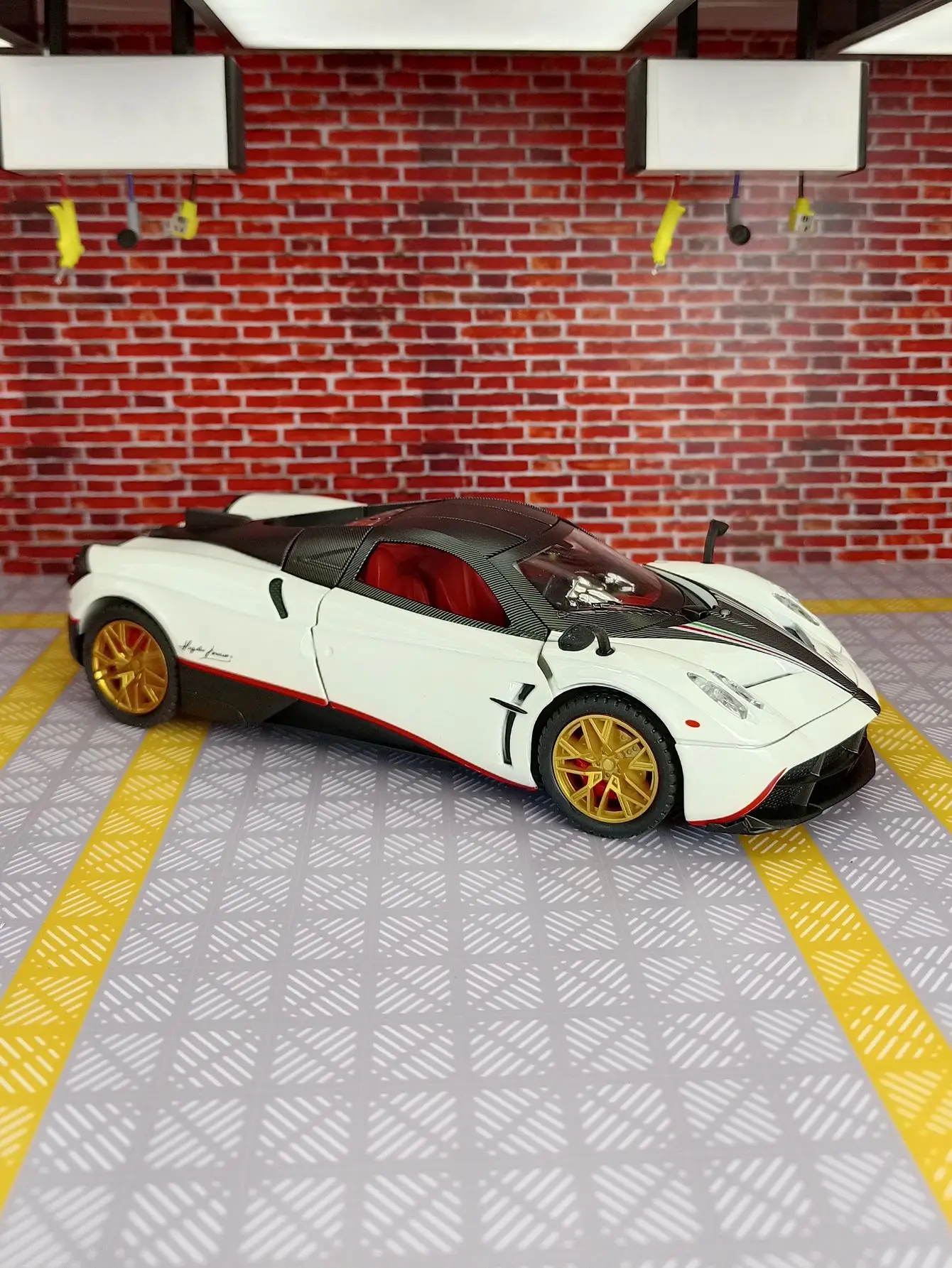 โมเดลรถซูเปอร์คาร์ Pagani อัลลอยด์ ขนาด 1:24 ของสะสม ตกแต่งบ้าน ประตูเปิดได้ มีเสียงและไฟ ของขวัญ