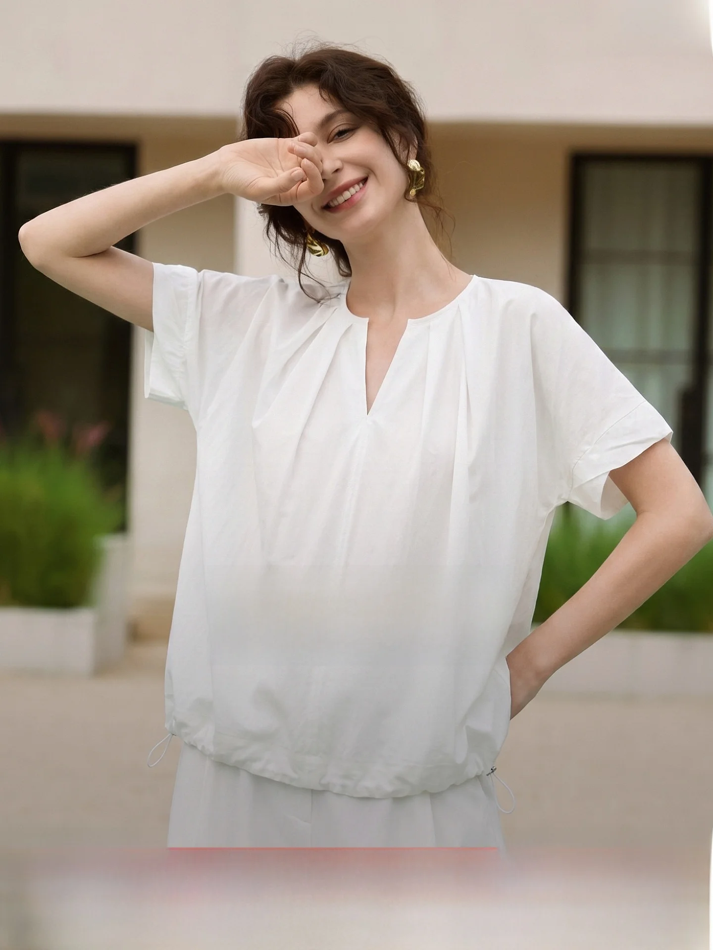

Elle Women's White Gathered V-Neck Short Sleeve T-Shirt Summer 2026 Commute Unique Loose Fit Cotton Pure Color Top