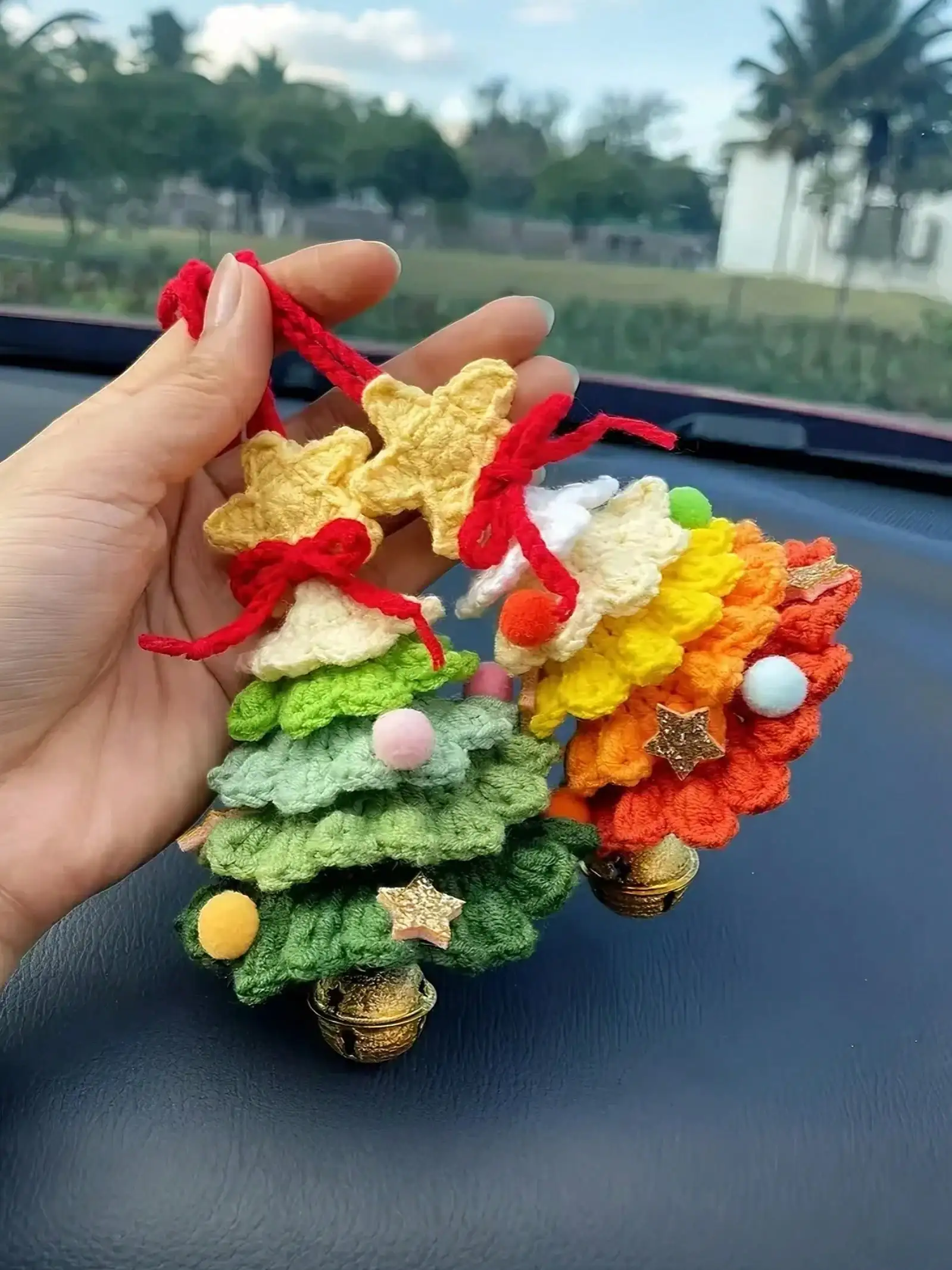 เครื่องประดับติดกระจกมองหลังรถยนต์รูปต้นคริสต์มาสสามารถเพิ่มบรรยากาศแห่งเทศกาลได้ทันที