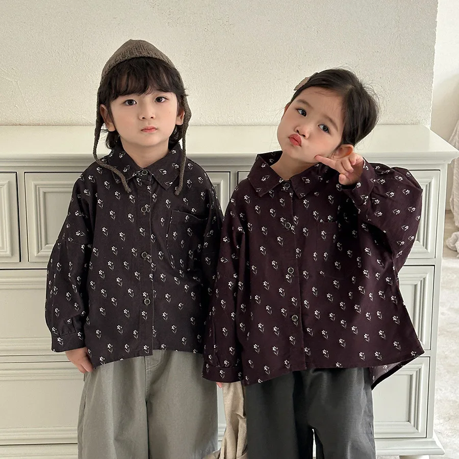 

Новинка осени 2024, детские рубашки, корейские модные повседневные повседневные винтажные пальто с цветочным принтом для мальчиков, блузки для девочек, весенняя одежда
