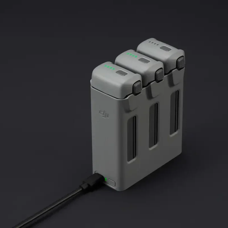 DJI Avata 360 Charging Hub Supports charging three batteries at the same time. (Tip: The charger is not included)