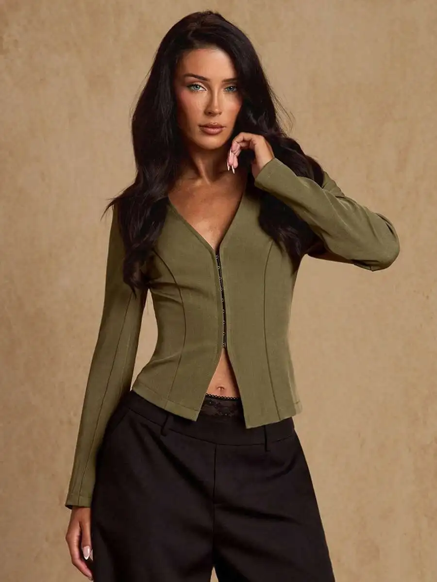 Damska kurtka wojskowa z długim rękawem, zapinana na guziki, z kołnierzykiem koszulowym, dopasowany krój, na wiosnę i jesień.