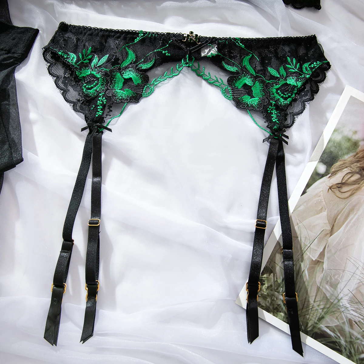 Conjunto de lencería de lujo de 4 piezas con malla negra y bordado floral verde, sujetador con aros, liguero y cinturón de lencería, ropa de noche sensual para mujer