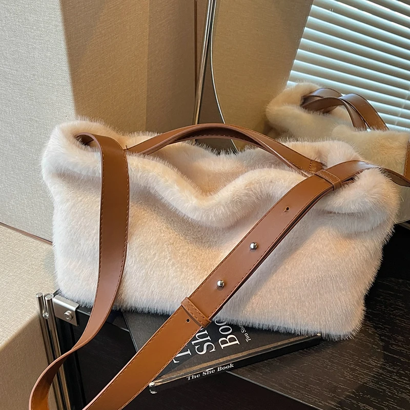 Women Winter Soft Faux Fur Bucket Shoulder Bag Adjustable PU Wide Strap Autumn Winter Commute Shoulder Purseer Purse