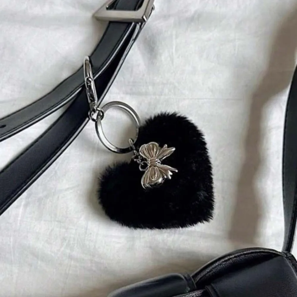 Stylowy srebrny brelok z kokardką, puszysty pluszowy breloczek w kształcie serca, delikatny włochaty breloczek w kształcie serca, styl Y2K, czarno-biały brelok do kluczy samochodowych, brelok do torby.