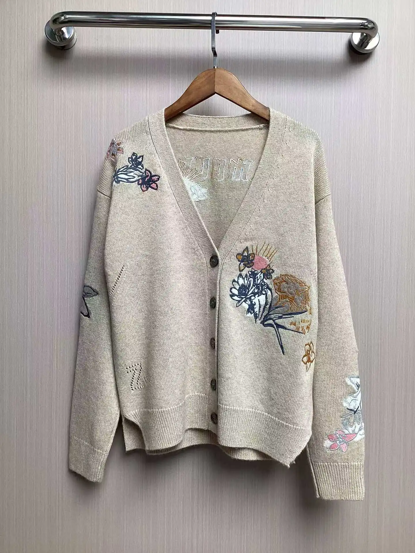 2024 new V-neck embroidered temperament commuter long sleeved cardigan sweater