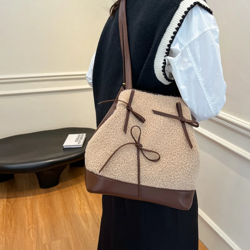 

Женская плюшевая сумка через плечо с регулируемым ремешком, сумка через плечо, пушистая сумка с бантом и внутренним карманом, большая сумка для работы, дорожный аксессуар