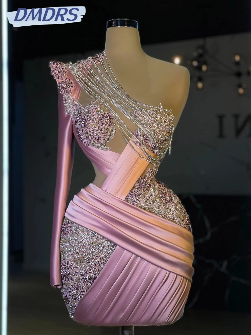 

2026 New Pink Beaded One Shoulder Short Evening Dress Sexy Illusion Satin Cocktail Gown Customized Luxurious Homecoming Dresses