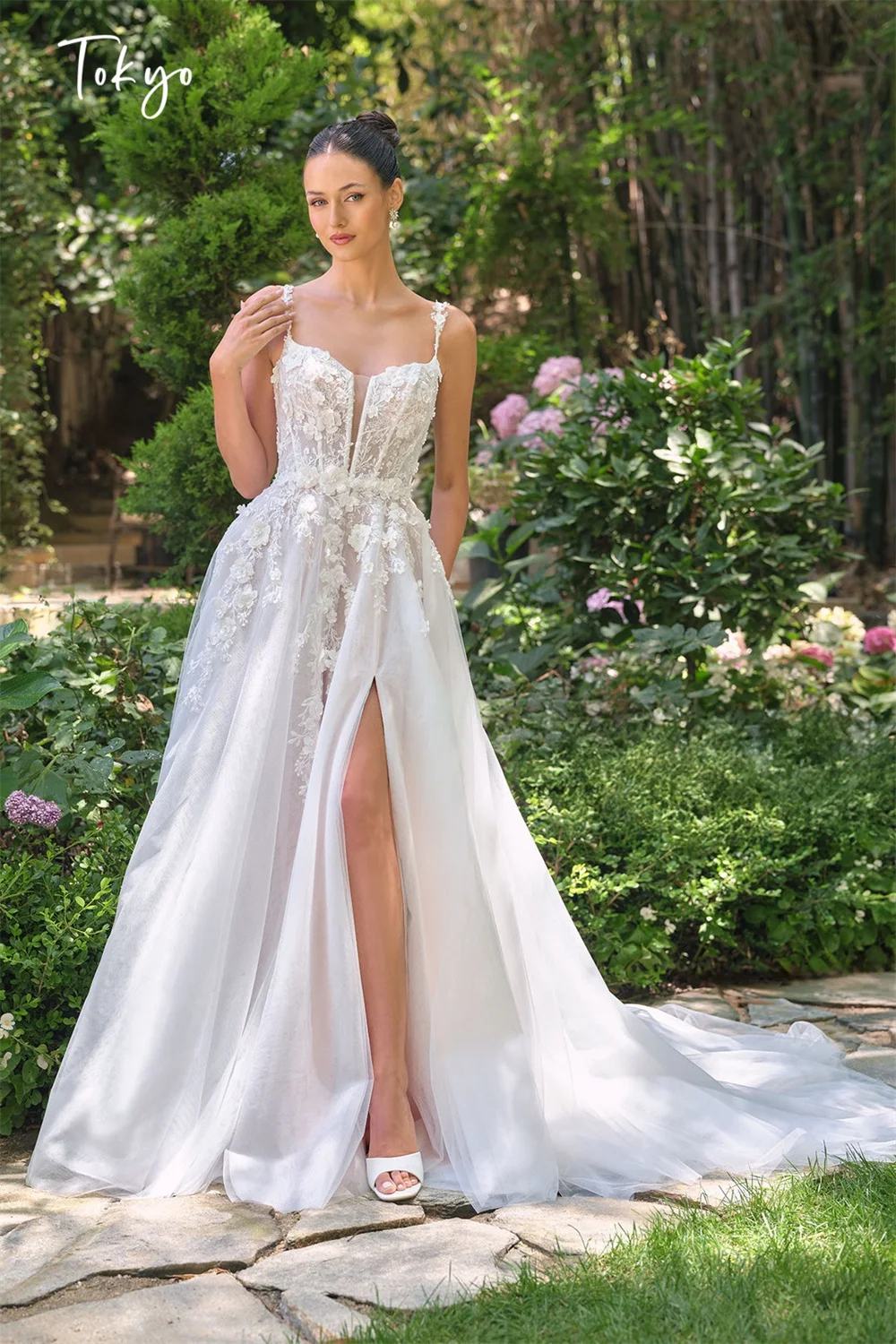 Tokyo Customized White Spaghetti Straps Wedding Dresses Sleeveless A-Line Bridal Gowns Elegant Side High Split Wedding Gowns