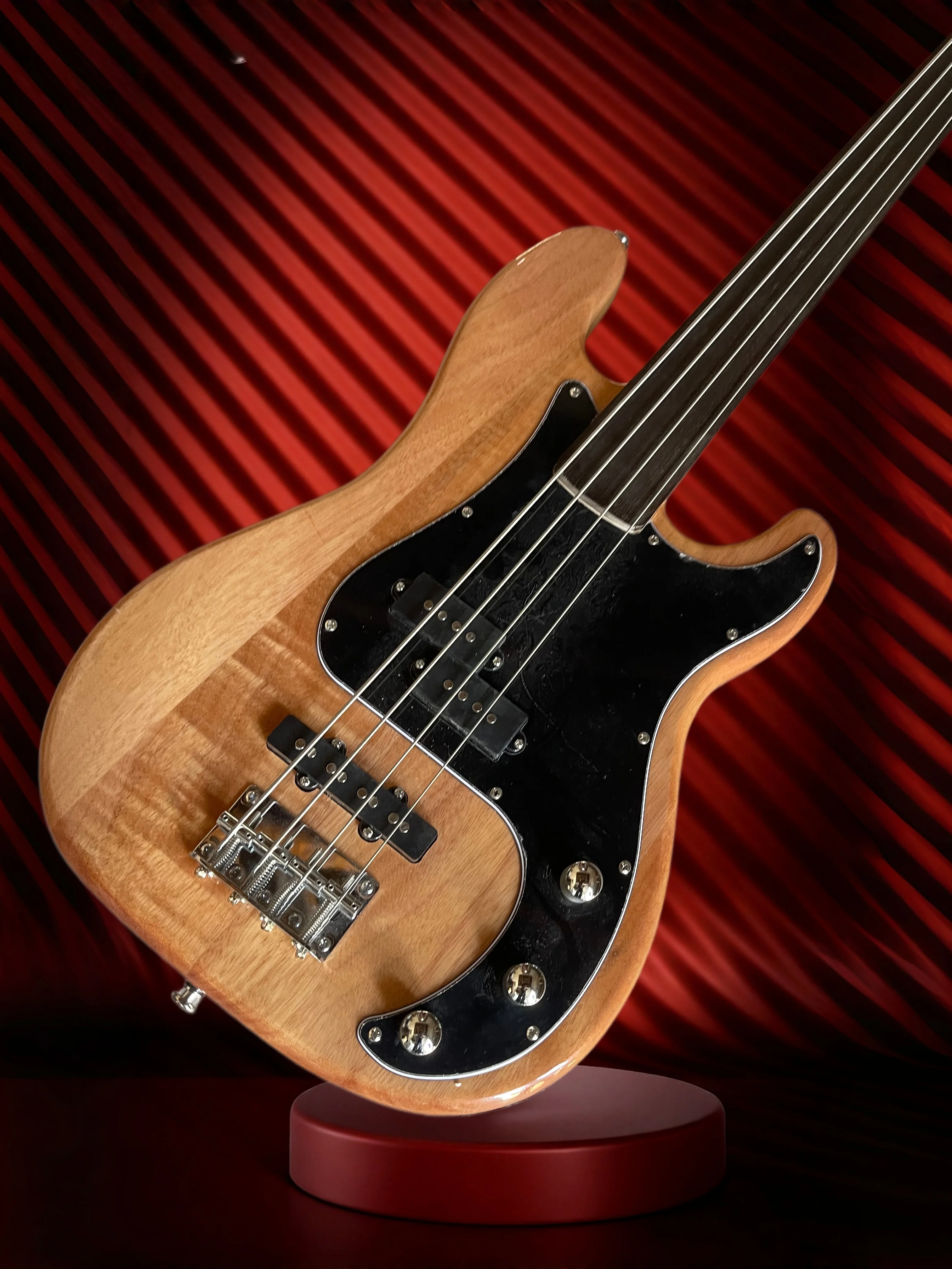 Wooden Unparalleled PJ Four St - Bass Guitar Fretless recension och pris