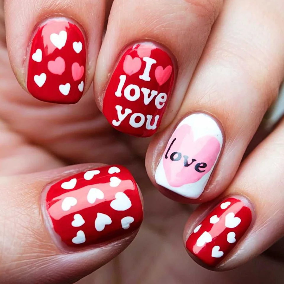 24 piezas uñas postizas negras francesas Y2K cortas cuadradas con corazones rosas y puntos, encanto de San Valentín 5