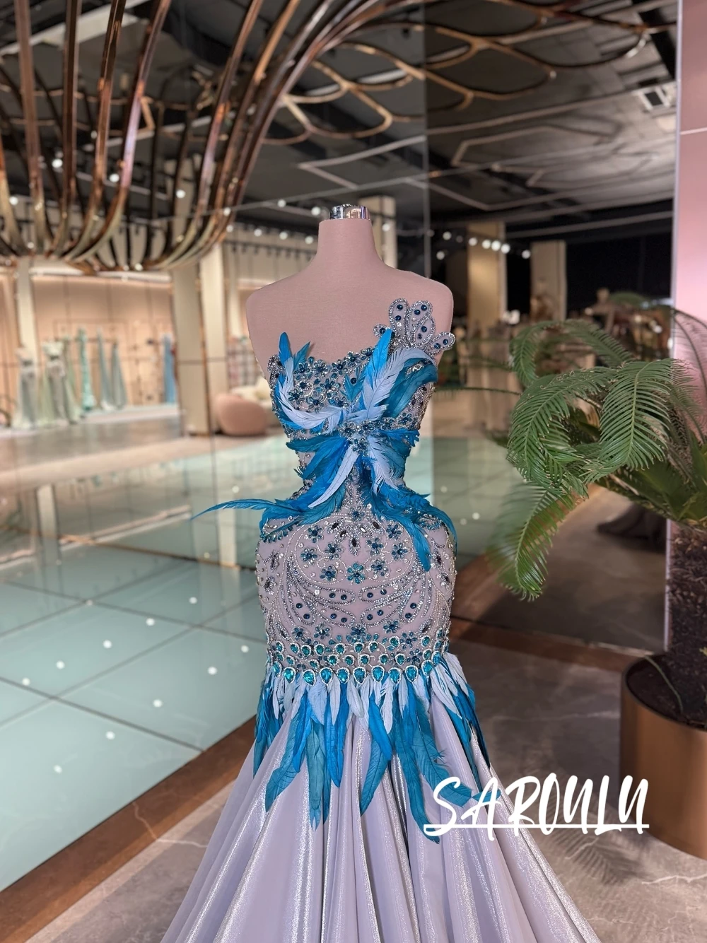 

Уникальное вечернее платье русалки с акцентом перьев и бисером, модное мерцающее платье с кристаллами для выпускного вечера, эффектная одежда русалки для официальных мероприятий