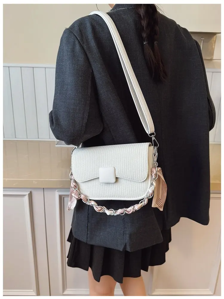 

Fashionable Ladies Messenger Bag Made Of Premium Leather Boasting Paris Casual Vintage Neat Look​