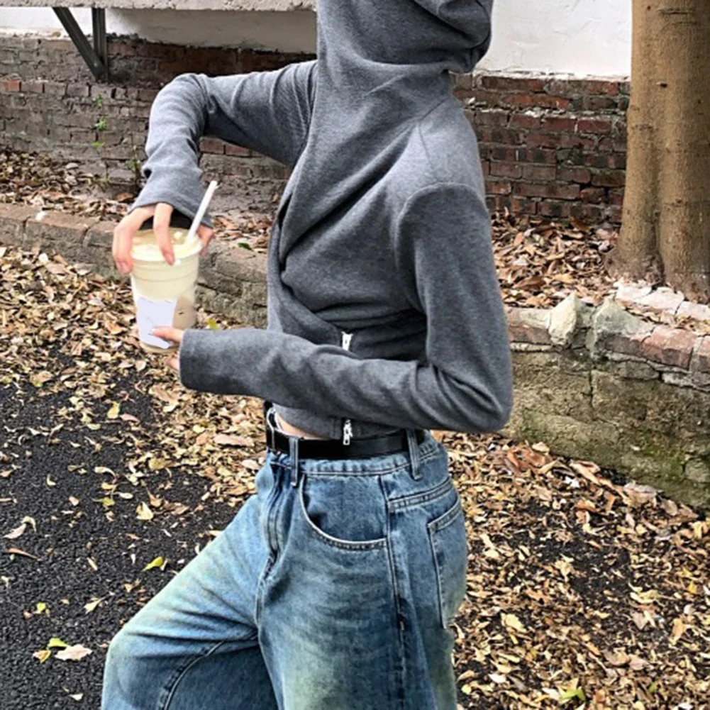 يجب أن يكون لديك بلوزة كاجوال ذات غطاء متقاطع باللون الرمادي على شكل حرف V وأكمام طويلة مثالية للزوج مع قيعانك المفضلة في موسم الخريف