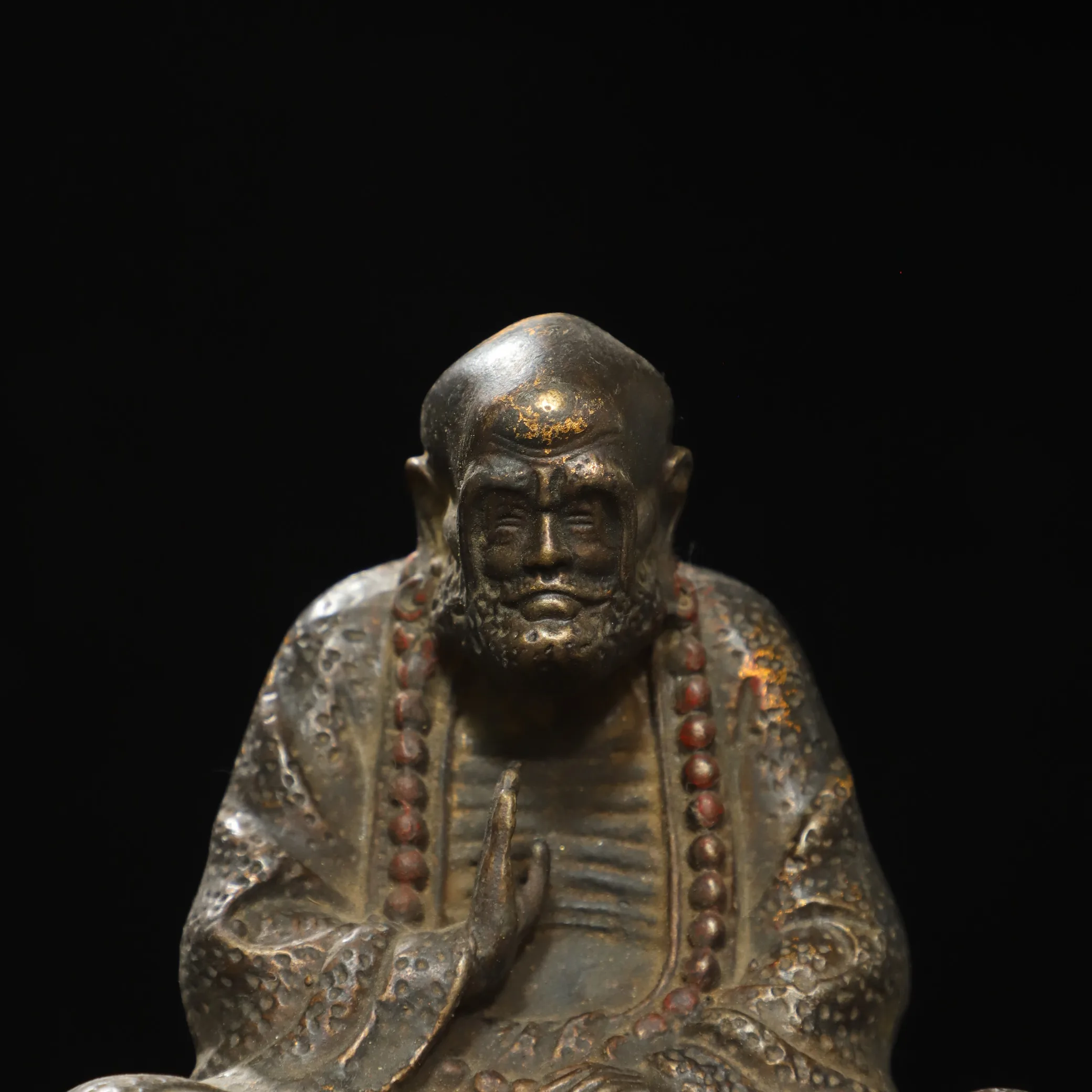 China's home is dedicated to religious bronze and gold [Bodhidharma] Buddha ornaments.