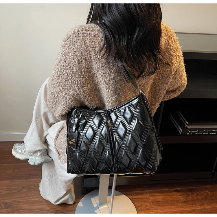 

Elegant Ladies Messenger Bag Leather Handbag with Detachable Strap High-Quality Craftsmanship Popular Choice