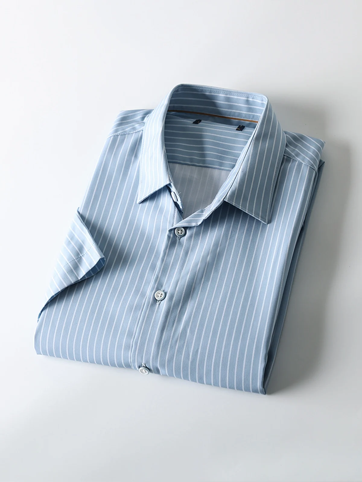 

Faionable adient Cool Feeling Anti-Wrinkle Summer New Men's Casual ort Sve irt Stand Fit Urban Sle Daily Wear...