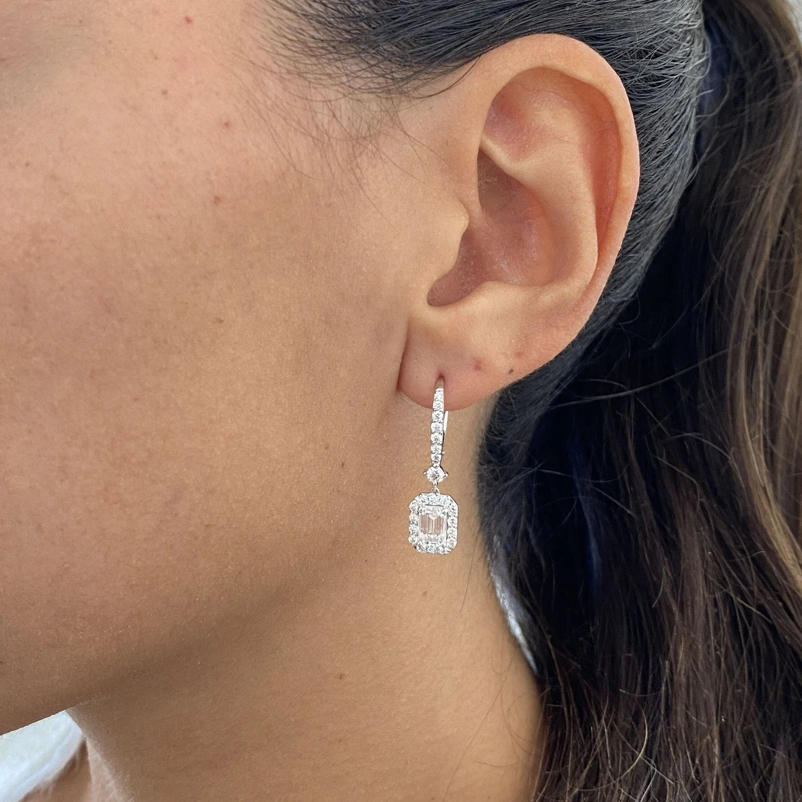Luxuriöse PT950 Hängeohrringe, rund & 1 Karat Smaragdschliff, 2,4 Karat Gesamtgewicht, CVD HPHT Laborgezüchteter Diamant, DEF VS-VVS, IGI-zertifiziertes Edeljuwel – Detail 7