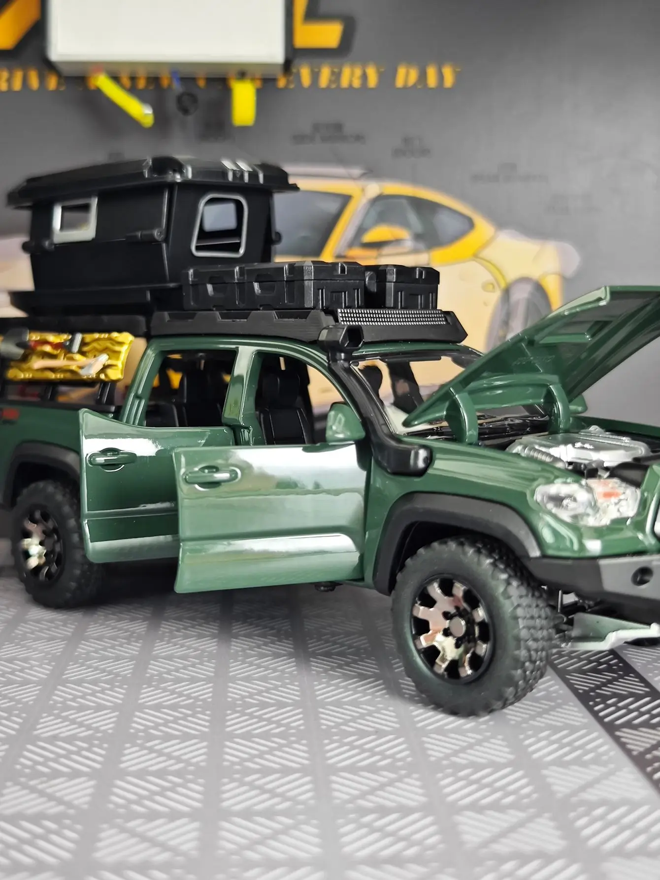 1:32 تاكوما نسخة تخييم للسفر مصنوعة من خليط معدني نموذج سيارة صوتي بصري سحب للخلف إلى ألعاب الأطفال بأبواب مفتوحة