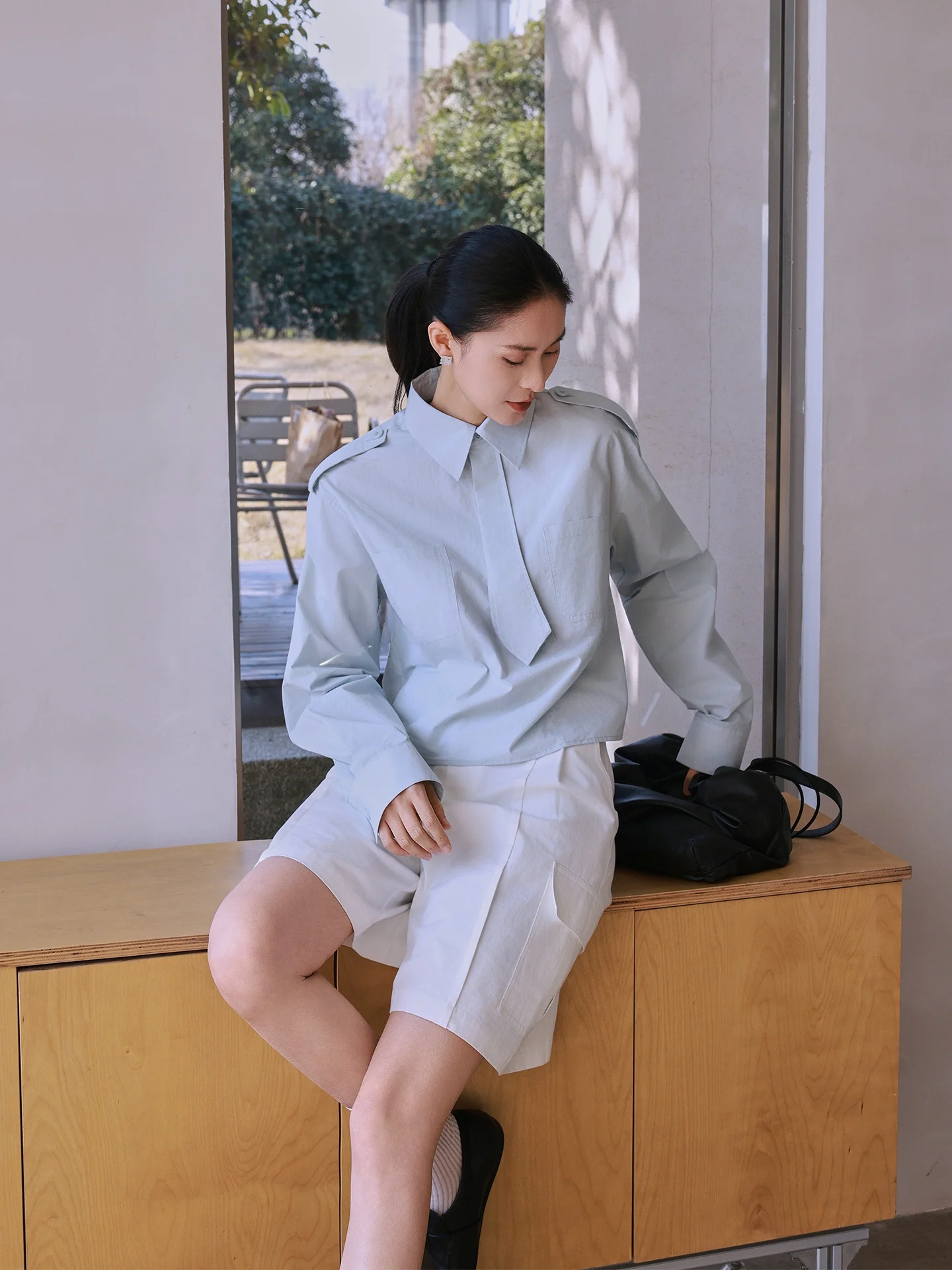 

Женская рубашка Jieji Zhang Spring Short Blue с имитацией галстука, с дизайнерским акцентом на плечах, с длинными рукавами, повседневная, свободного кроя, из тонкого материала