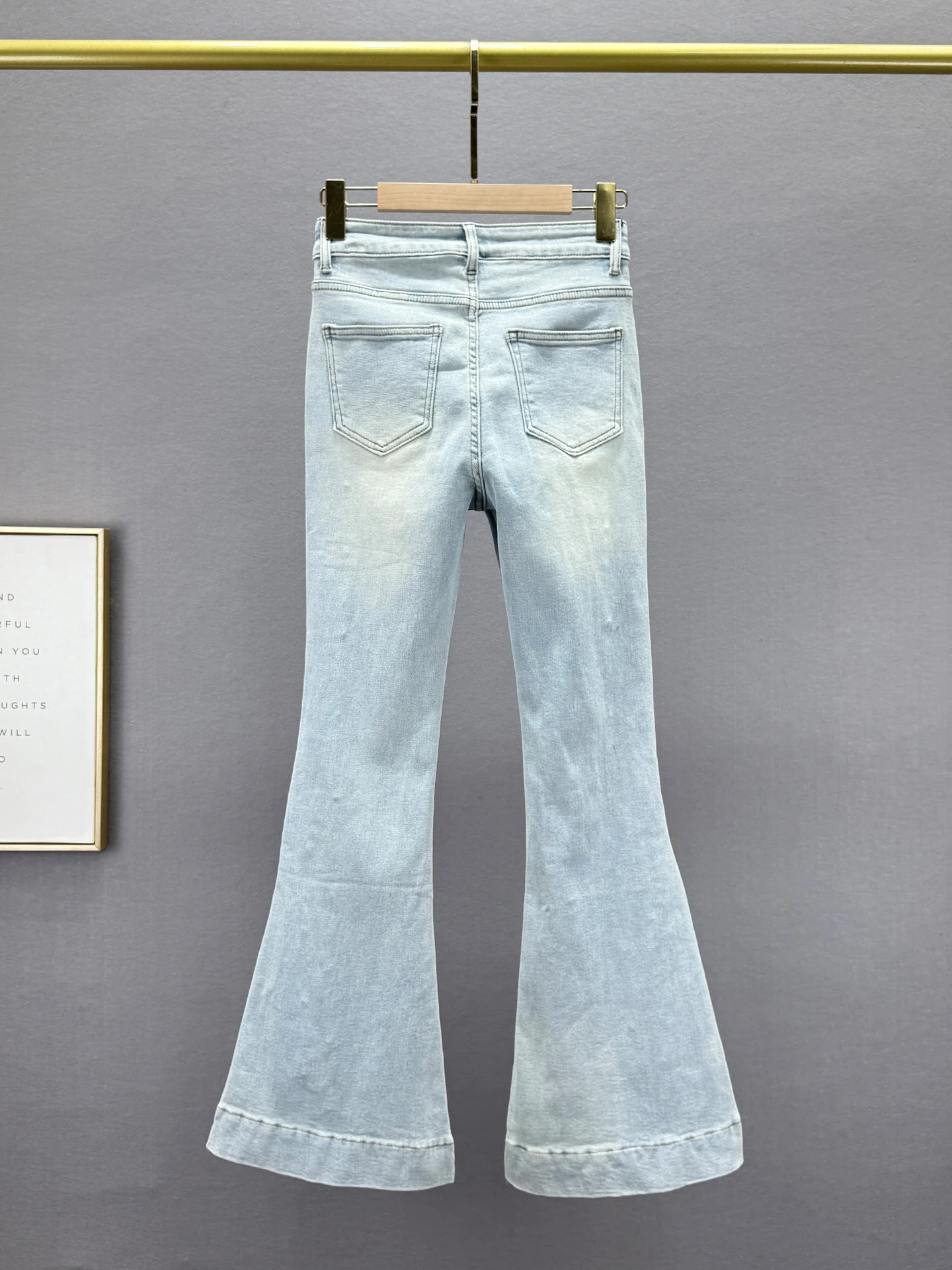 جينز متوهج من قماش الدنيم المصقول للنساء لخريف وشتاء 2025 سروال طويل جديد عالي الخصر بقصة ضيقة على الطراز الأوروبي مطرز بحجر الراين