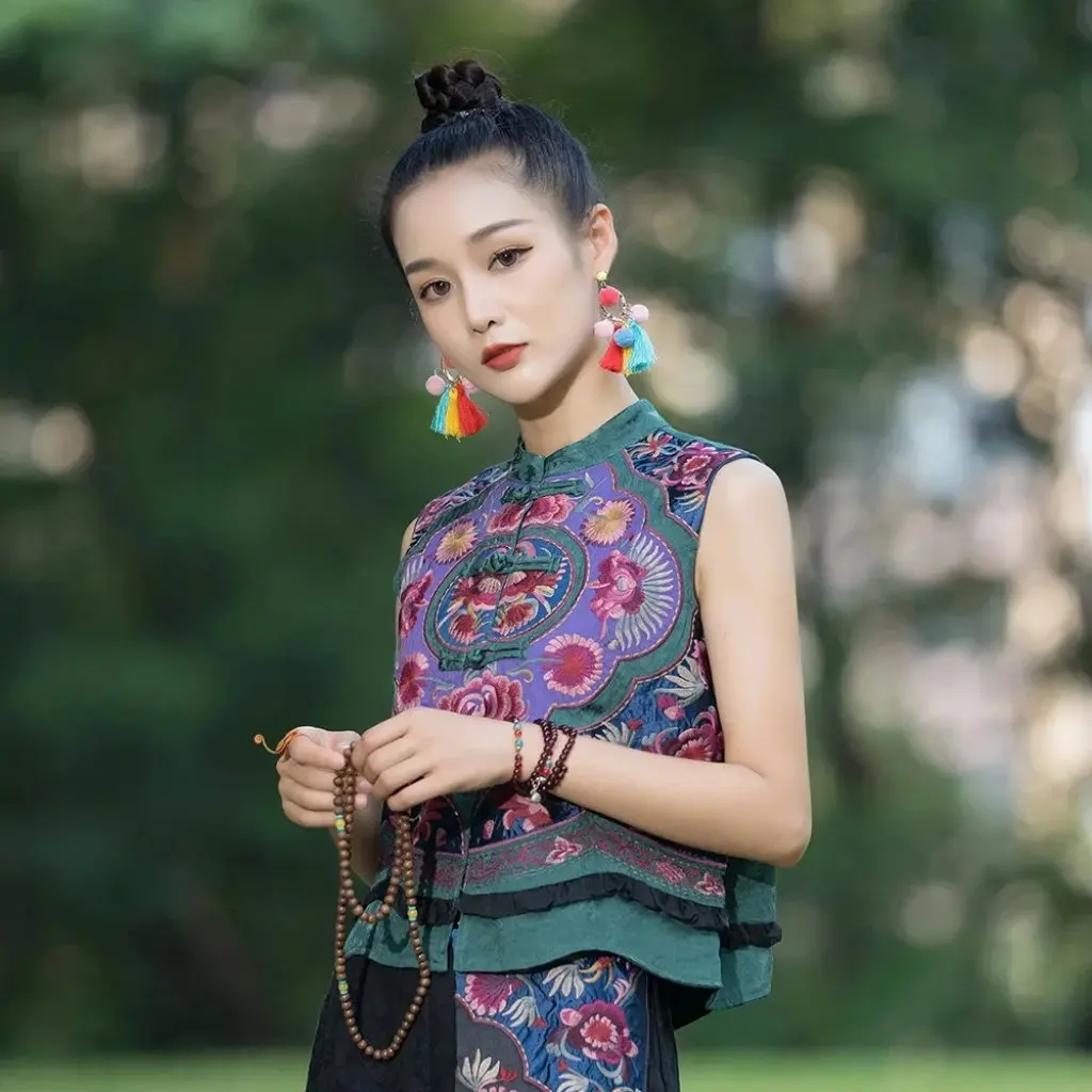 

Женский короткий жилет в этническом стиле в стиле ретро с пряжкой и вышивкой для тяжелой промышленности на осень