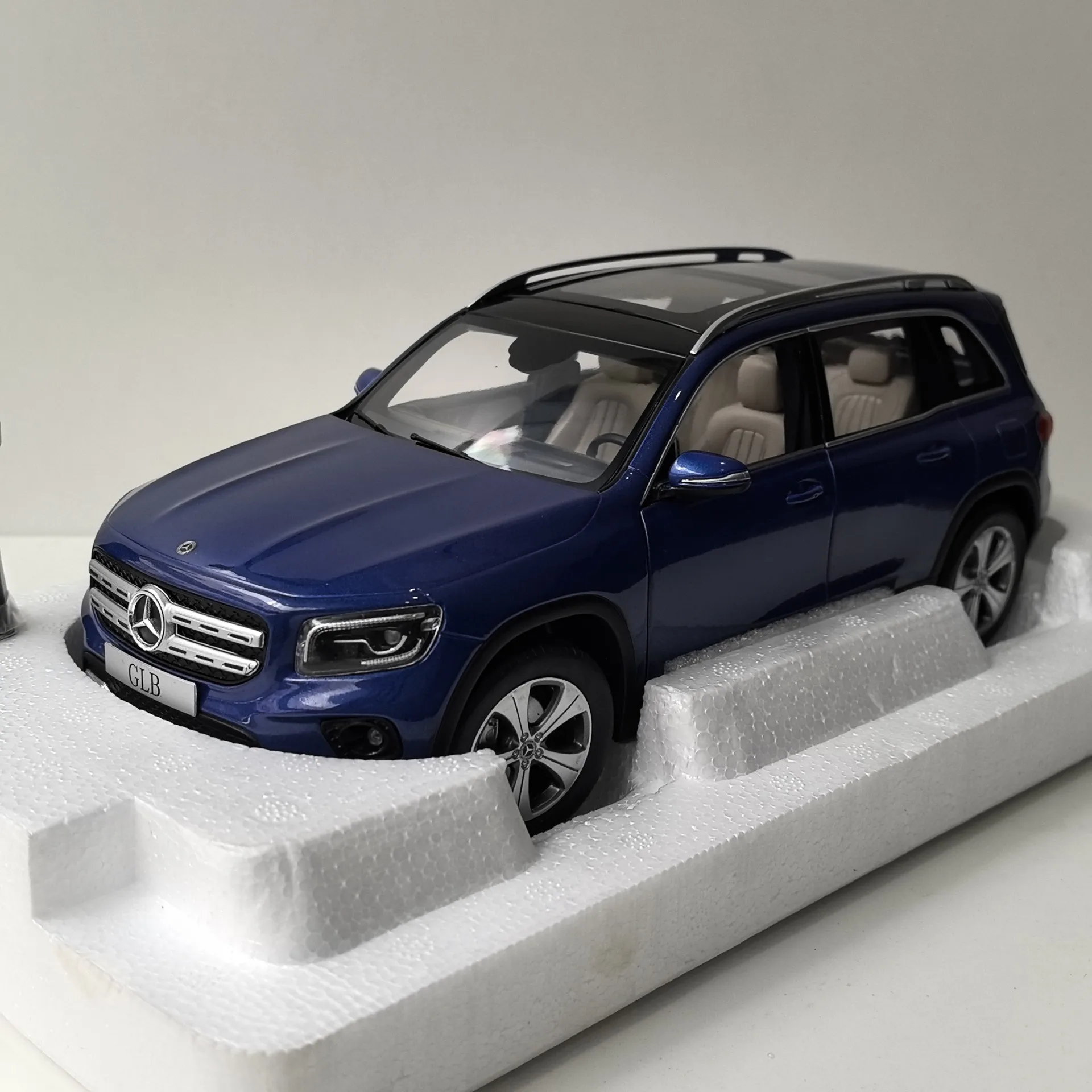 Modèle de voiture en alliage moulé sous pression BENZ BENZ GLB, échelle 1:18, jouet de collection, cadeau, affichage Souvenir, ornement