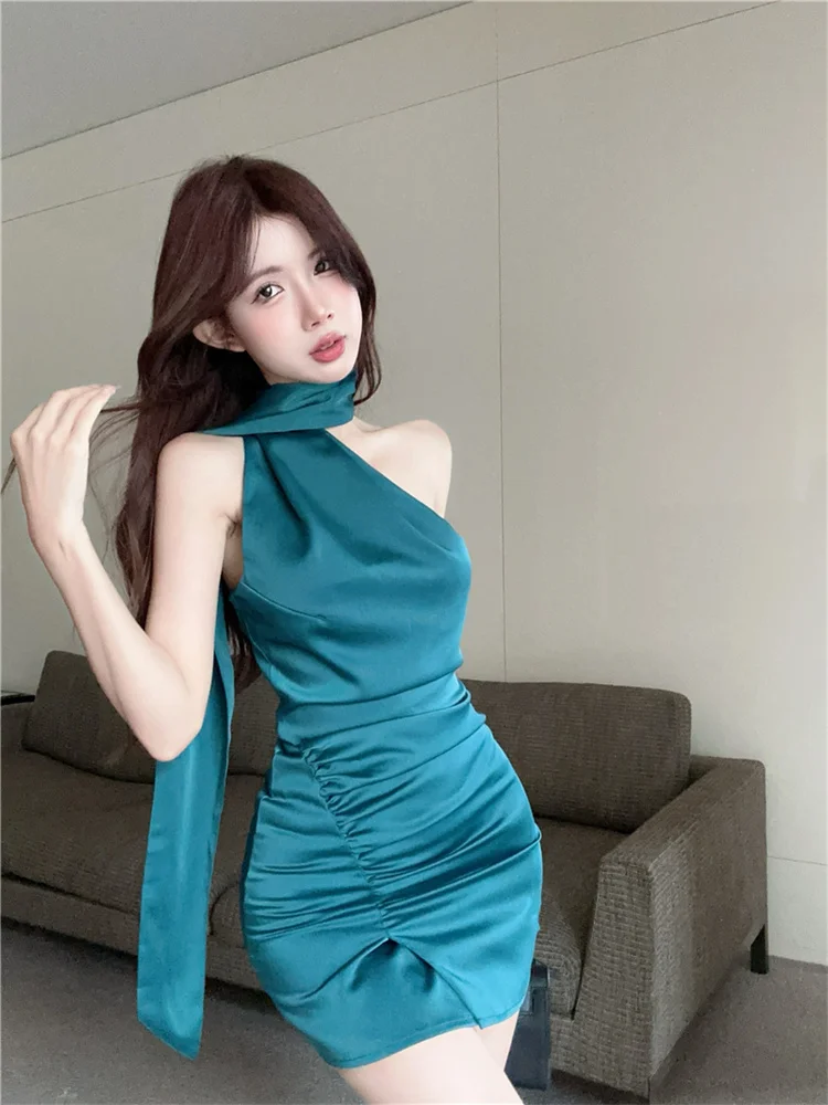 فستان ستان بتصميم متخصص بدون ظهر للنساء صيفي مثير بطيات زرقاء طاووس فستان قصير قصير حار للسيدات بكتف واحد