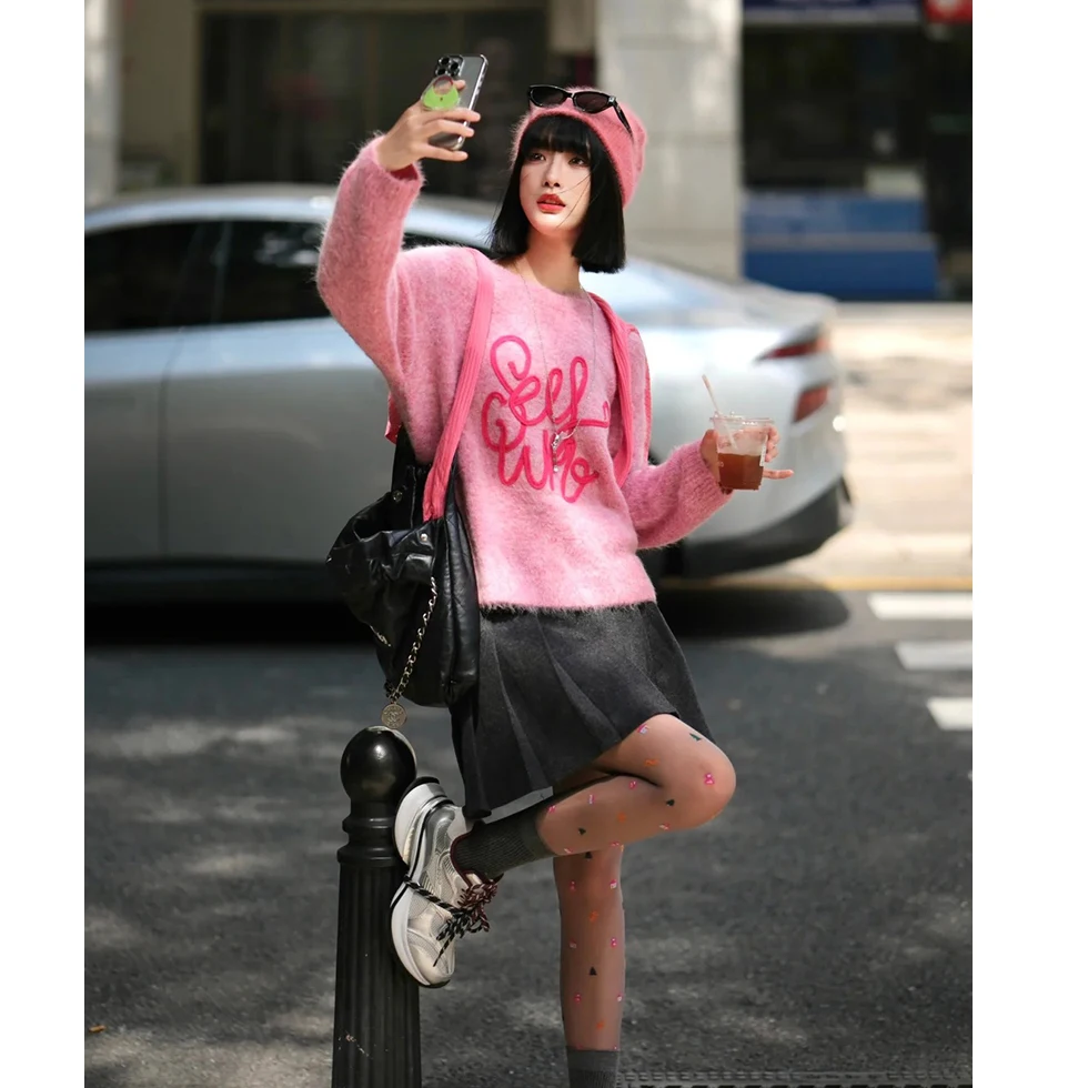 ชุดเซ็ตเสื้อสเวตเตอร์ไหมพรมสีชมพูถักลายตัวอักษรแบบถักเปีย พร้อมกระโปรงทรงเอสวีทีเอ็นสำหรับผู้หญิง ให้ลุคดูอ่อนหวานและขาวกระจ่างใส