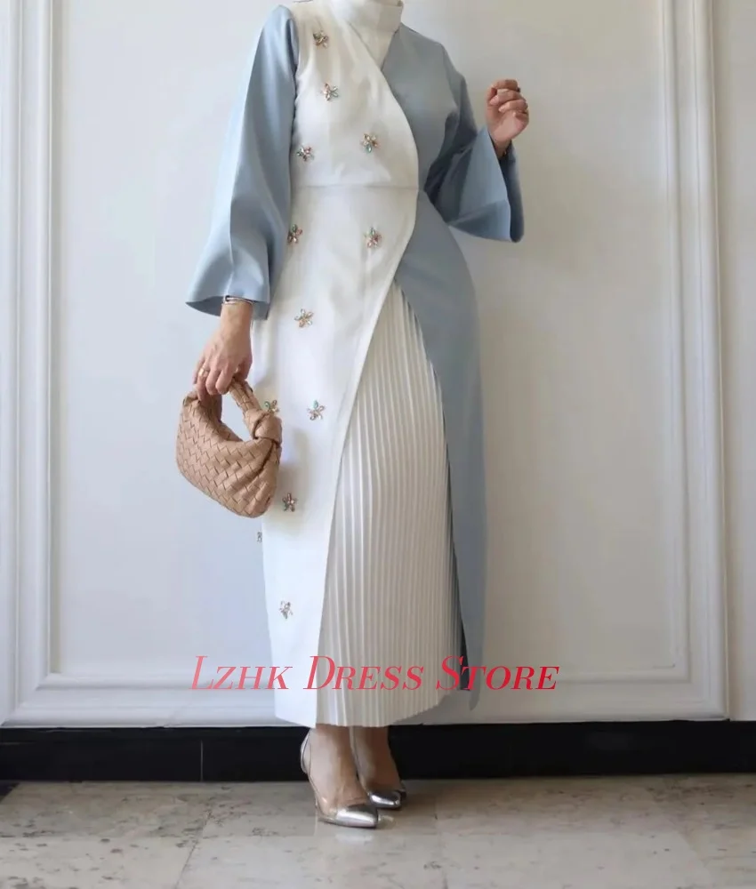 ชุดราตรีทรงตรงแบบเป็นทางการประดับคริสตัล แขนยาว คอสูง ยาวถึงข้อเท้า