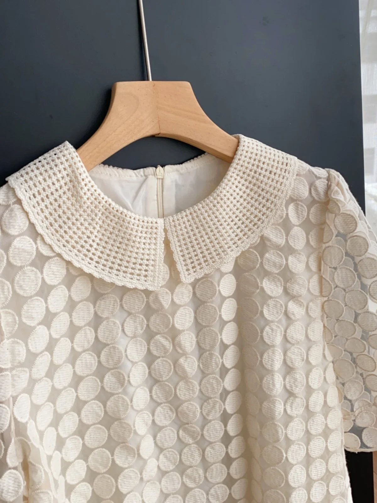 قميص نسائي بأكمام قصيرة وياقة دمية على الطراز الكوري، تصميم دائري متعدد الاستخدامات، أنيق وعصري للصيف، يظهر مظهرًا أصغر سناً