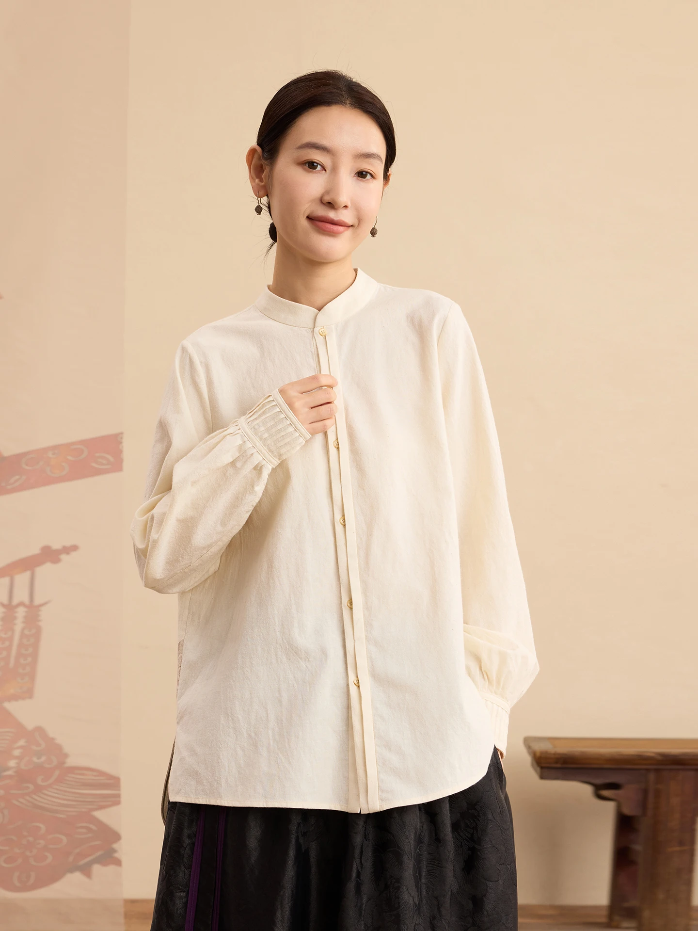 

Экологичная женская блузка из органического хлопка и льна с принтом, художественным узором, свободного кроя, с маленьким воротником-стойкой и рукавами до плеч.